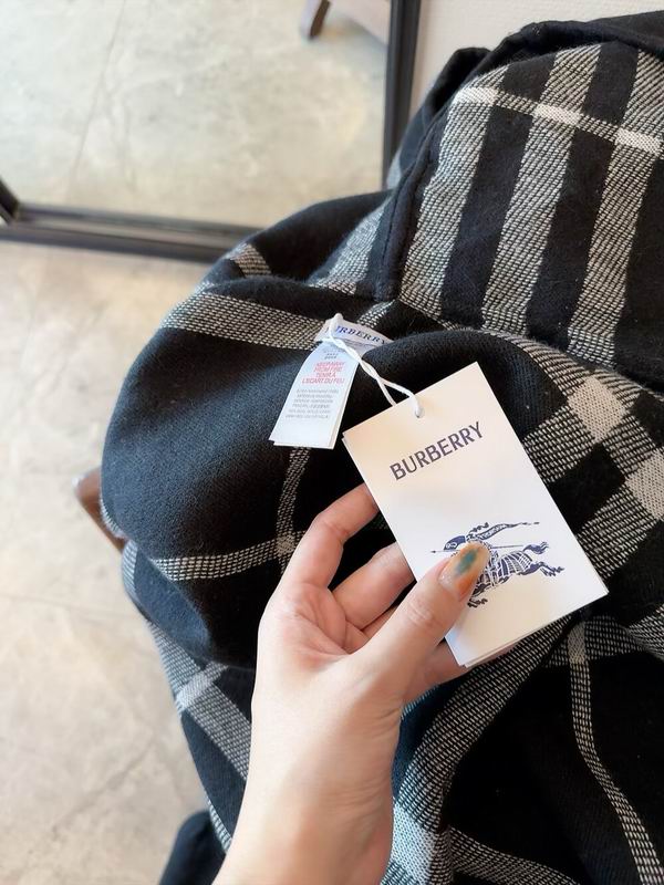 Burberry cloak E14 (1)