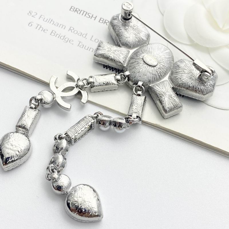 Chanel Brooch 10yxx43 (6)