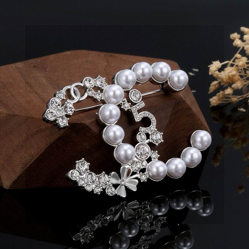 Chanel Brooch 10yxx51 (3)