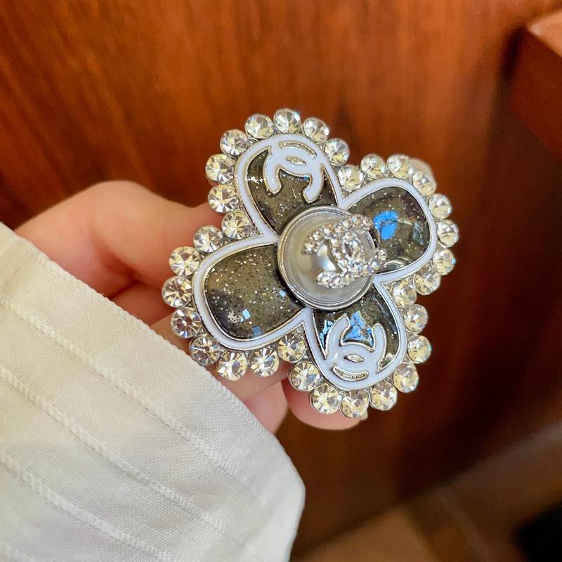 Chanel Brooch 10yxx58 (1)