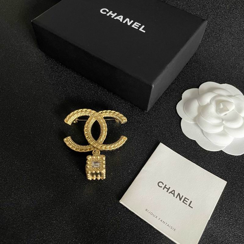 Chanel Brooch 10yxx59 (1)