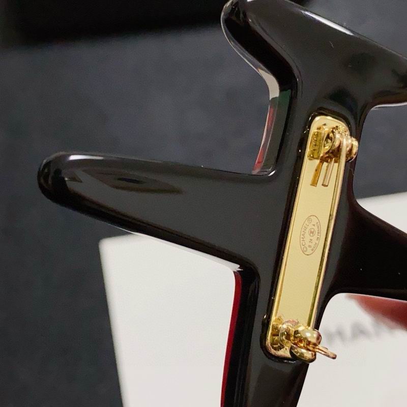 Chanel Brooch 10yxx63 (3)