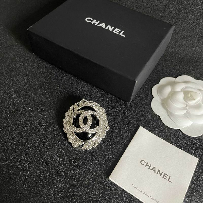 Chanel Brooch 10yxx72 (1)