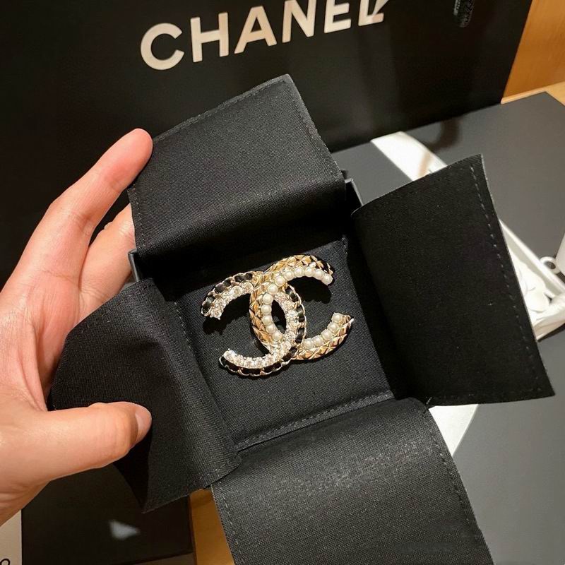 Chanel Brooch 10yxx96 (1)