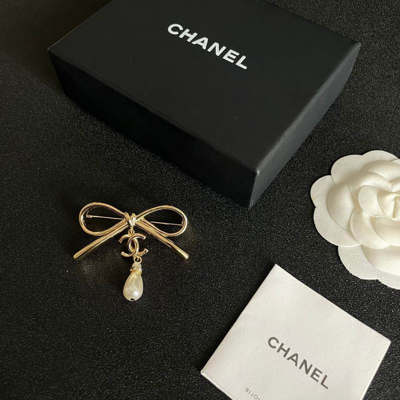 Chanel Brooch 12yxx213 (1)