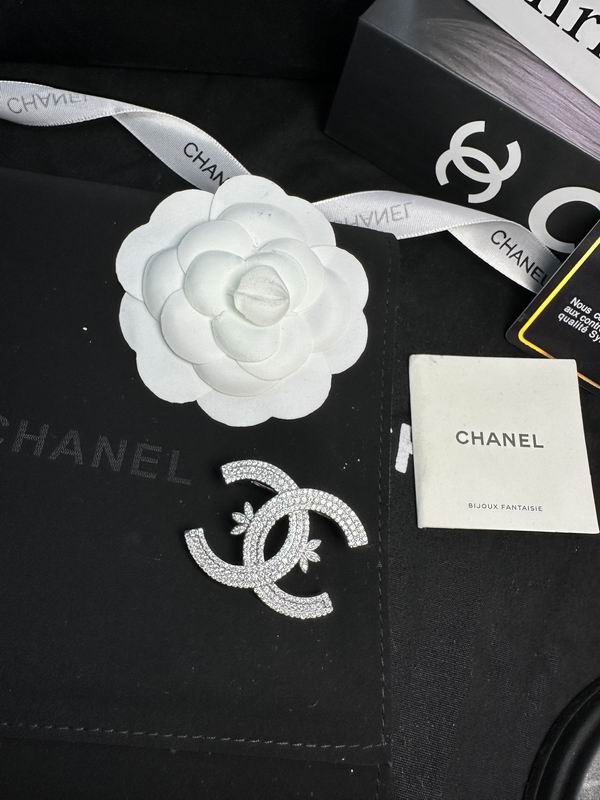 Chanel Brooch 12yxx232 (3)