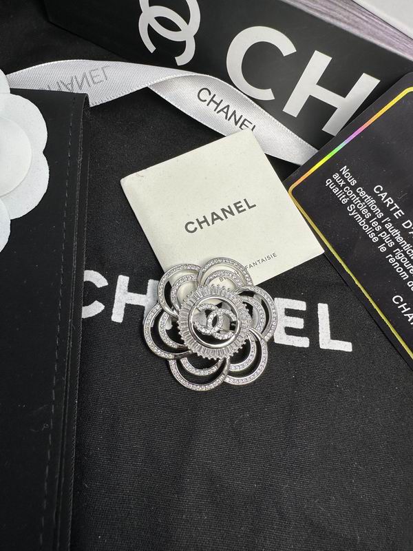 Chanel Brooch 12yxx237 (3)