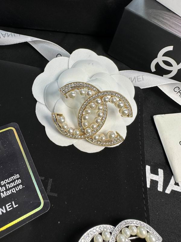 Chanel Brooch 12yxx240 (2)
