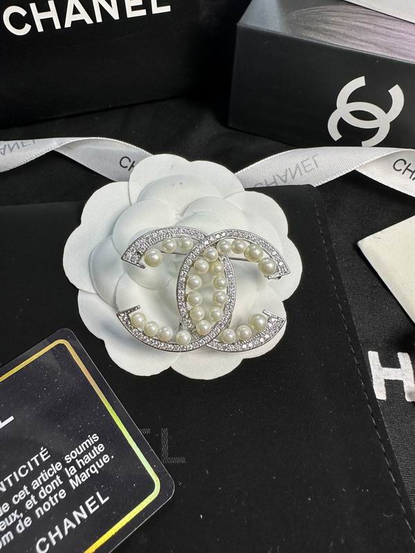 Chanel Brooch 12yxx240 (3)