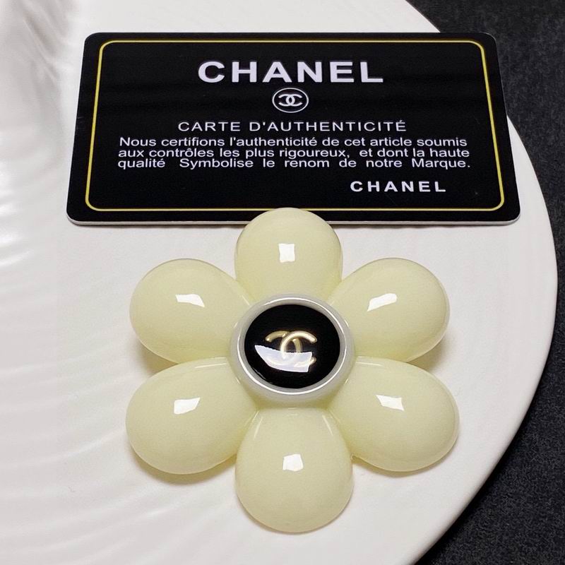 Chanel Brooch 12yxx245 (1)