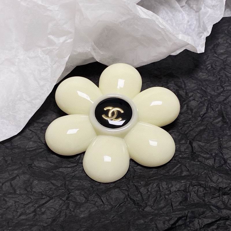 Chanel Brooch 12yxx245 (2)