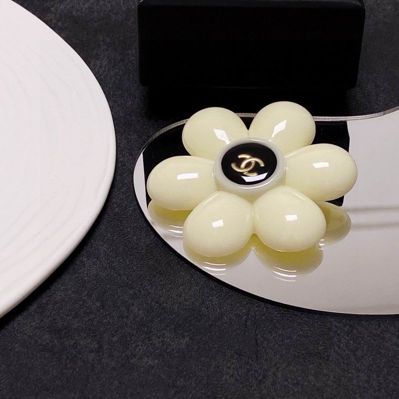 Chanel Brooch 12yxx245 (3)