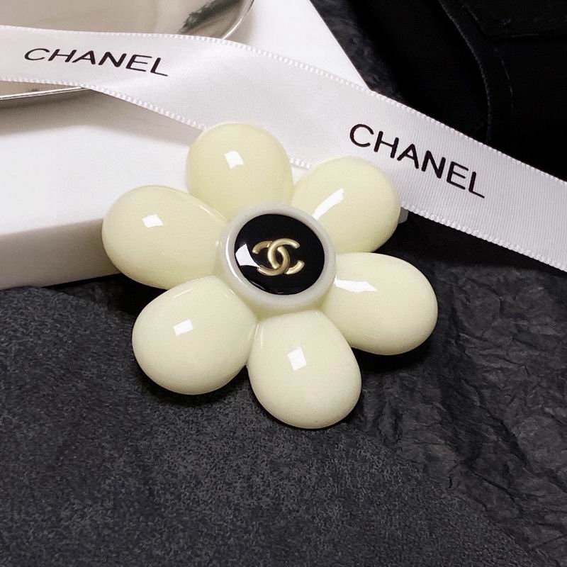 Chanel Brooch 12yxx245 (5)