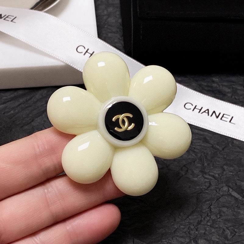 Chanel Brooch 12yxx245 (6)