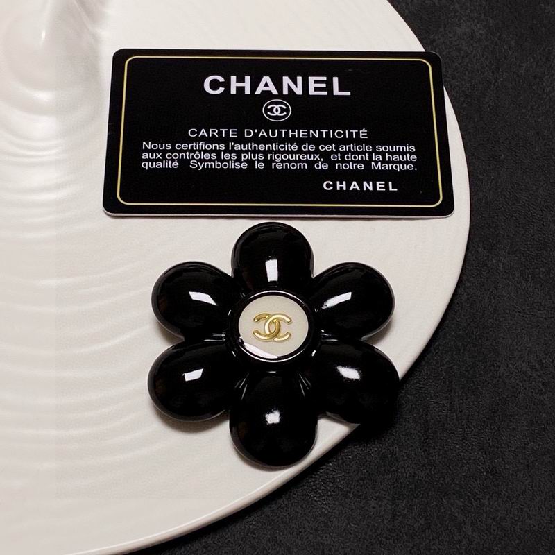 Chanel Brooch 12yxx245 (8)
