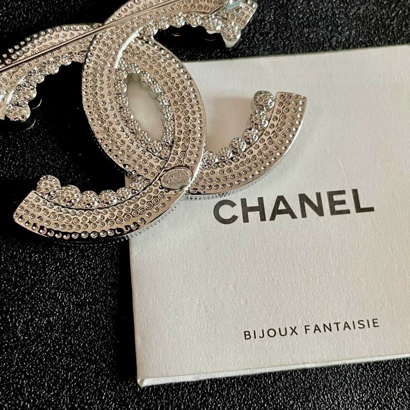 Chanel Brooch 12yxx285 (3)
