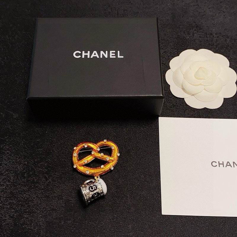 Chanel Brooch 12yxx290 (7)