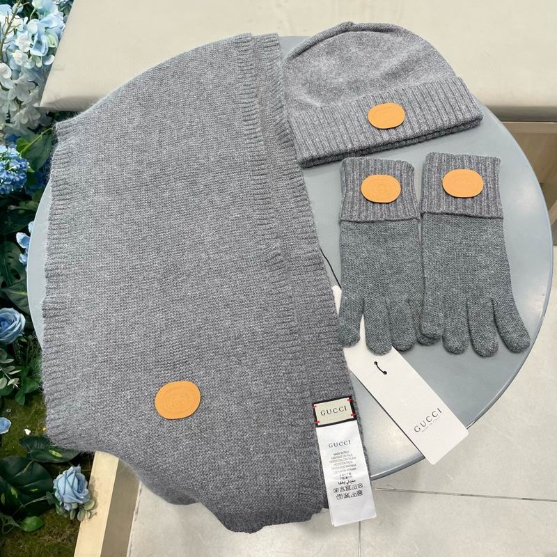 Gucci scarf hat gloves (38)