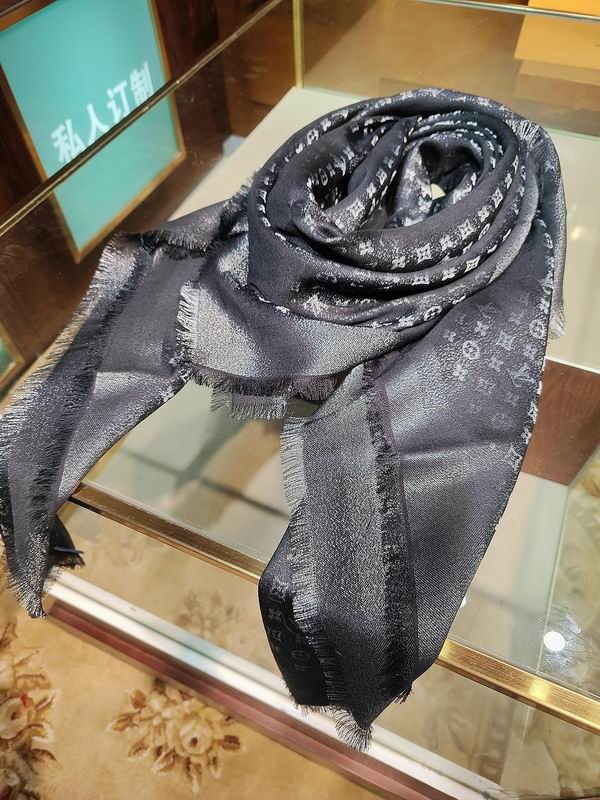 LV Scarf 139X139cm E90 (25)