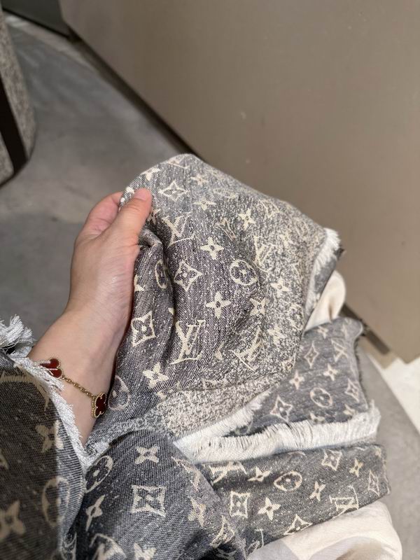 LV Scarf 140X140cm E104 (1)