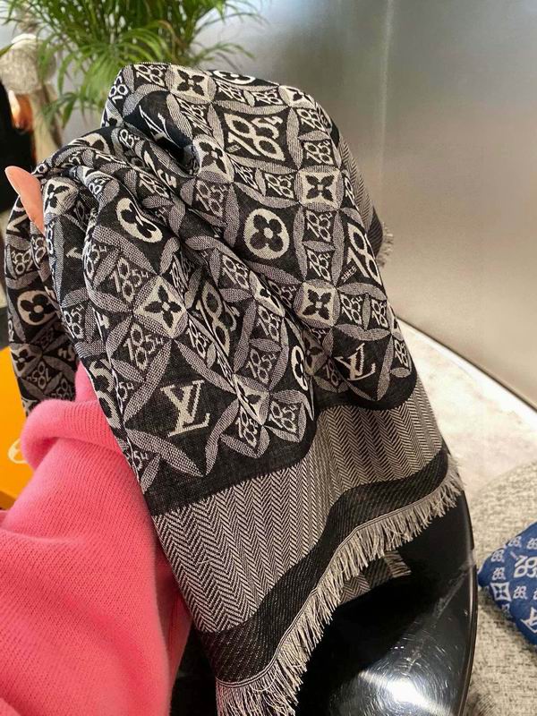LV scarf 140X140cm E08 (1)