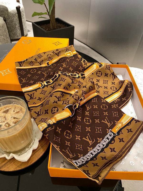 LV silk Scarf 90X90cm E65 (14)