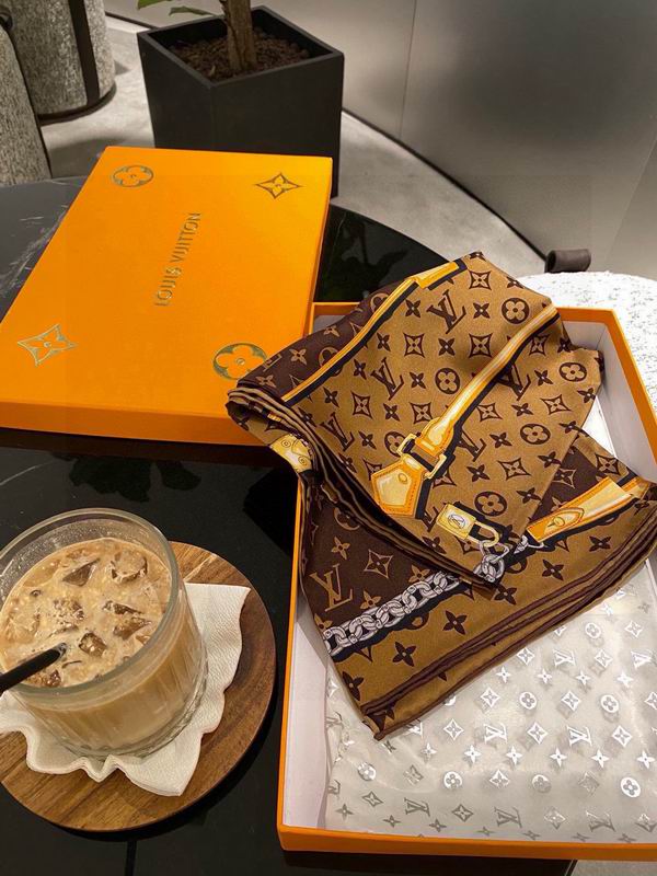LV silk Scarf 90X90cm E65 (15)