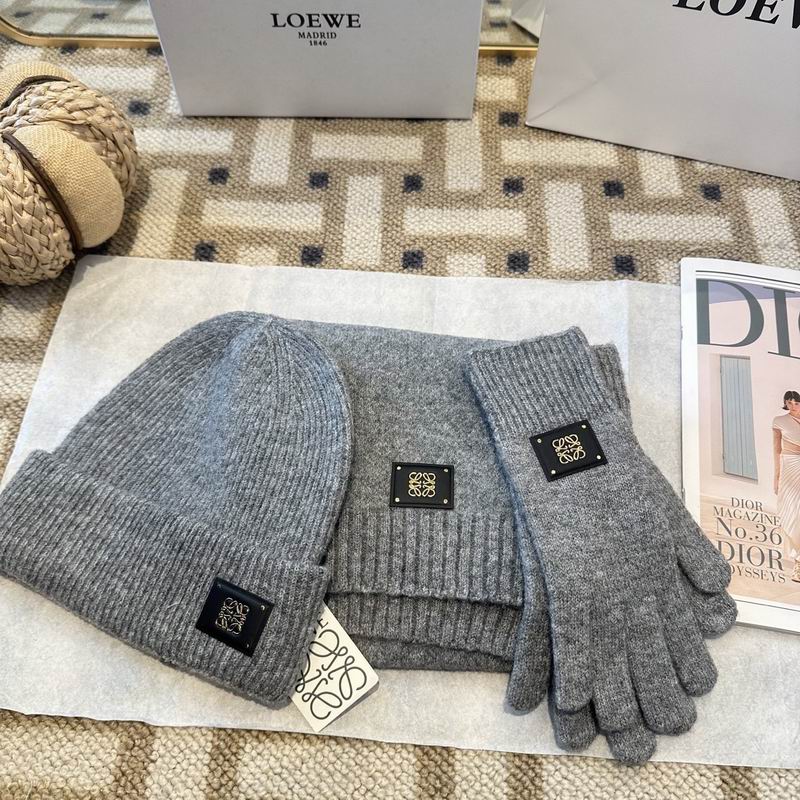 Loewe Scarf Hat Gloves (20)