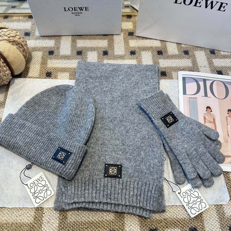 Loewe Scarf Hat Gloves (21)