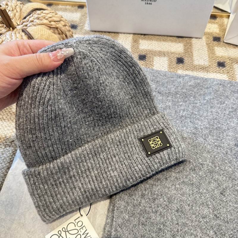 Loewe Scarf Hat Gloves (22)