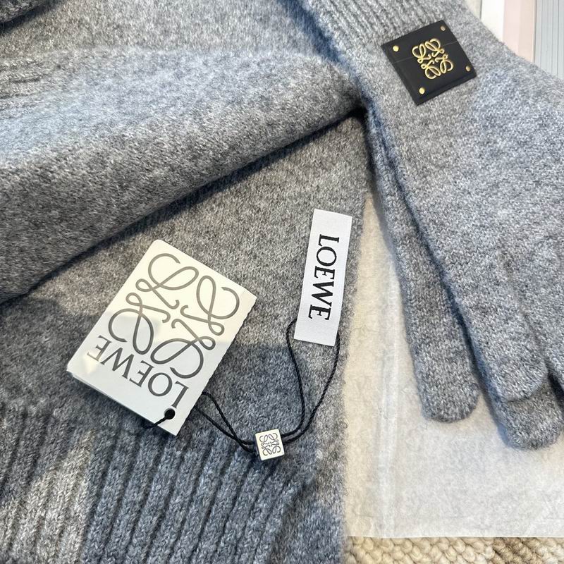 Loewe Scarf Hat Gloves (24)