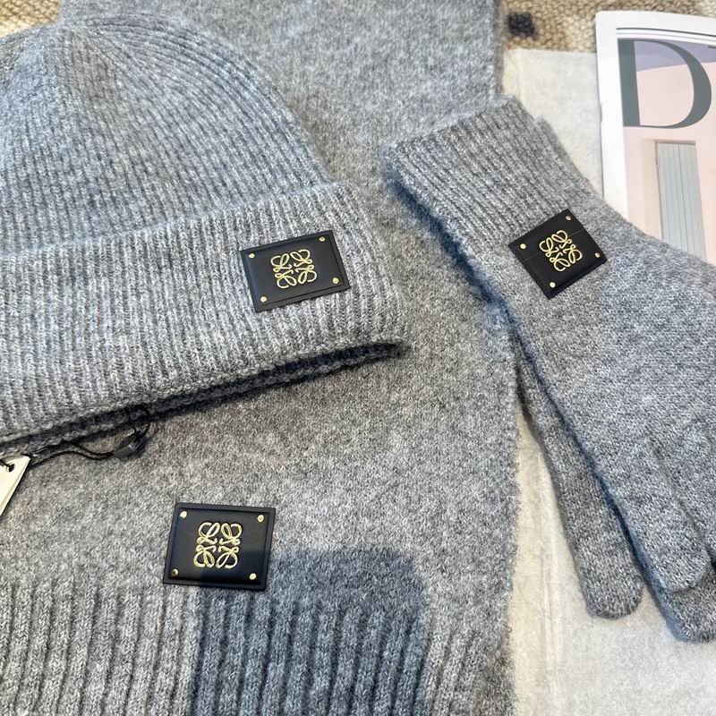 Loewe Scarf Hat Gloves (25)
