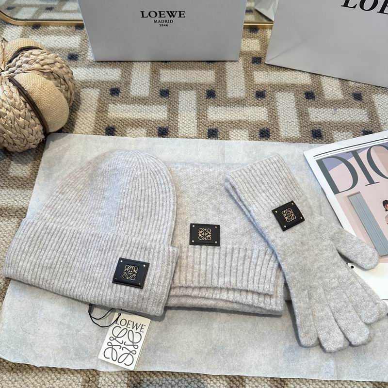 Loewe Scarf Hat Gloves (39)