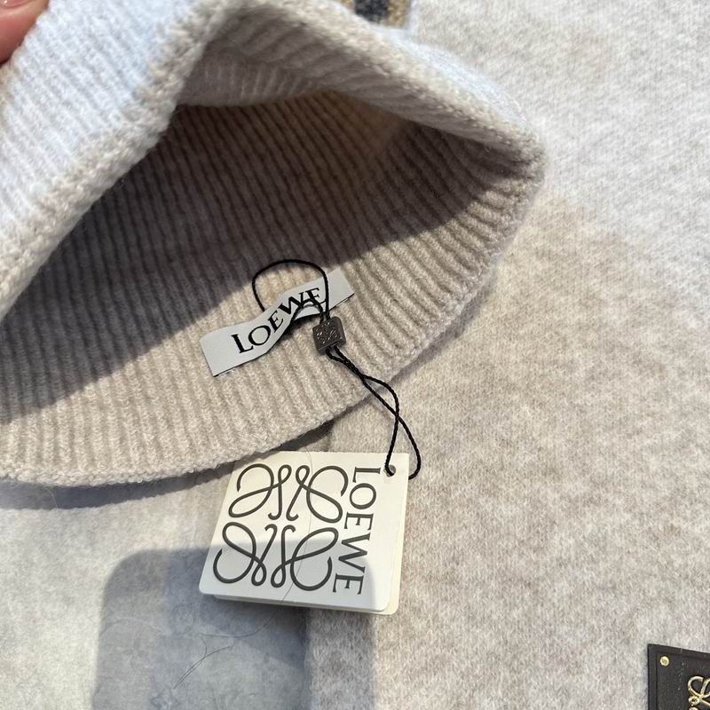 Loewe Scarf Hat Gloves (42)