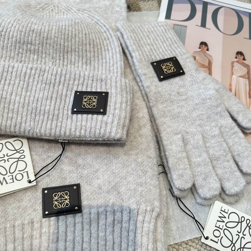 Loewe Scarf Hat Gloves (43)