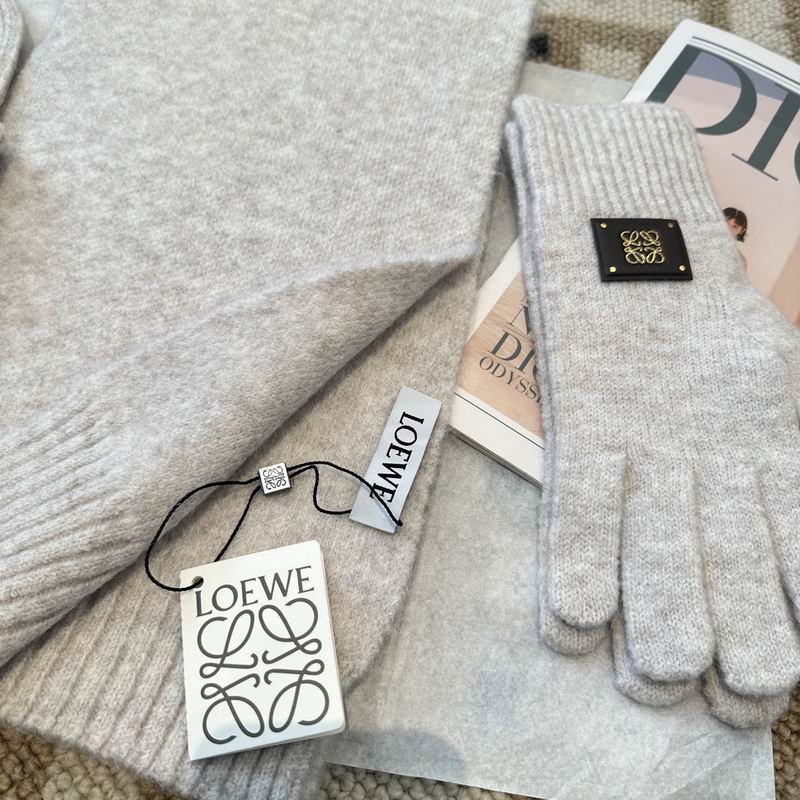 Loewe Scarf Hat Gloves (44)
