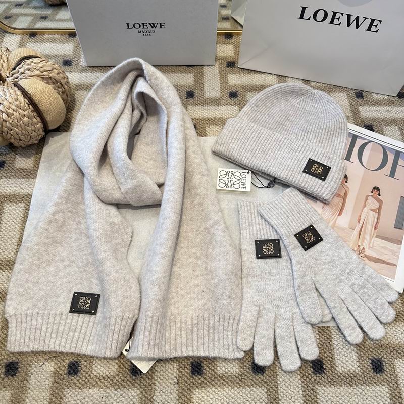Loewe Scarf Hat Gloves (46)