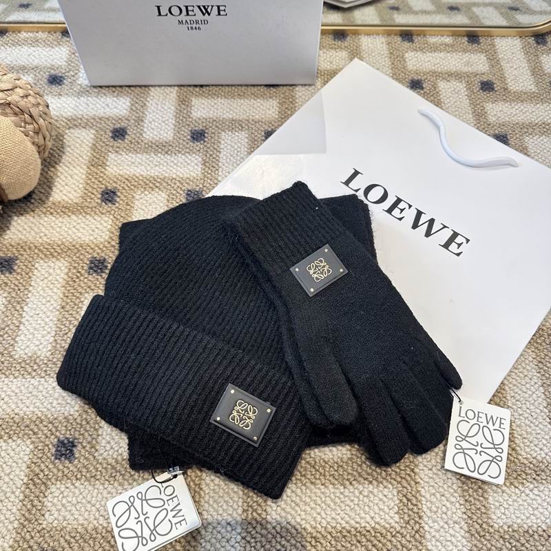 Loewe Scarf Hat Gloves (49)