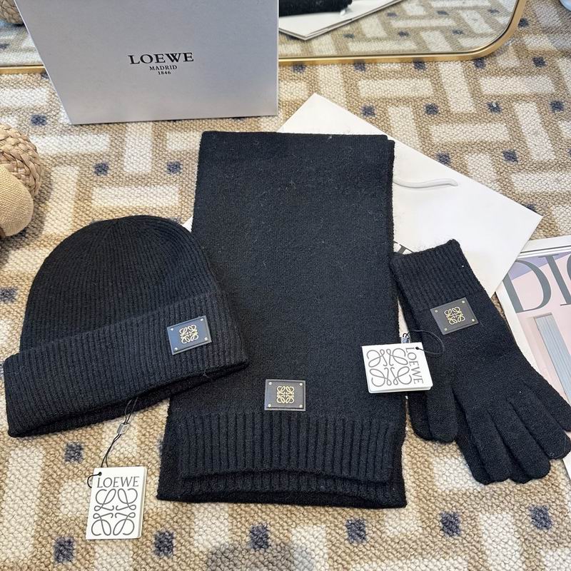 Loewe Scarf Hat Gloves (51)