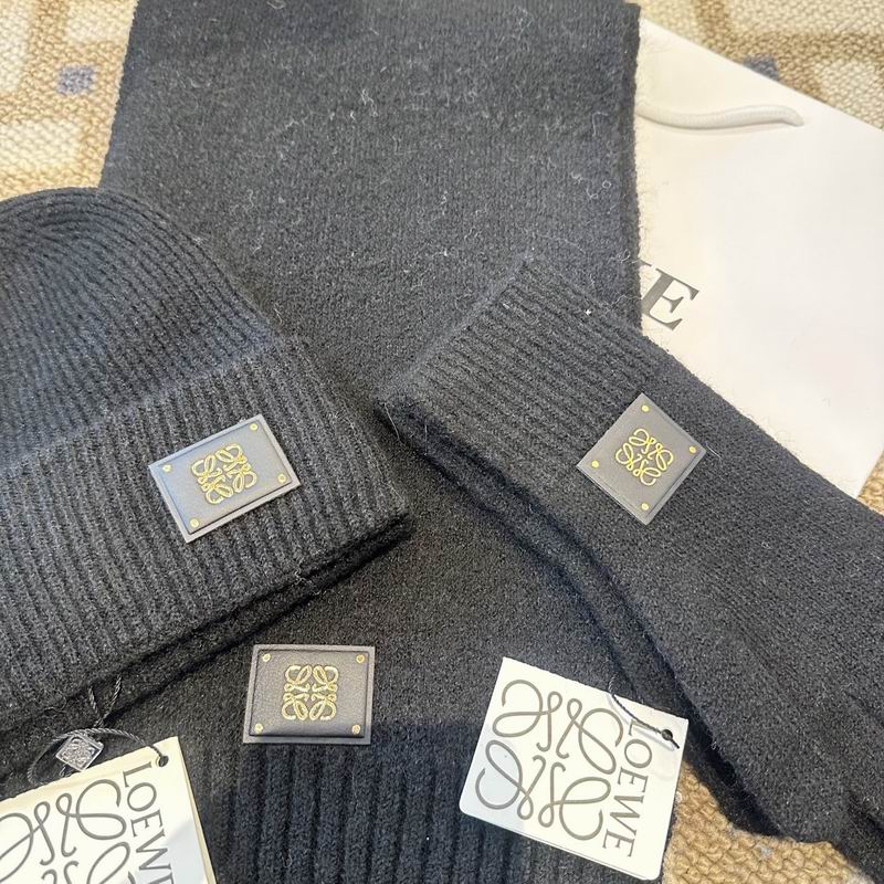 Loewe Scarf Hat Gloves (53)