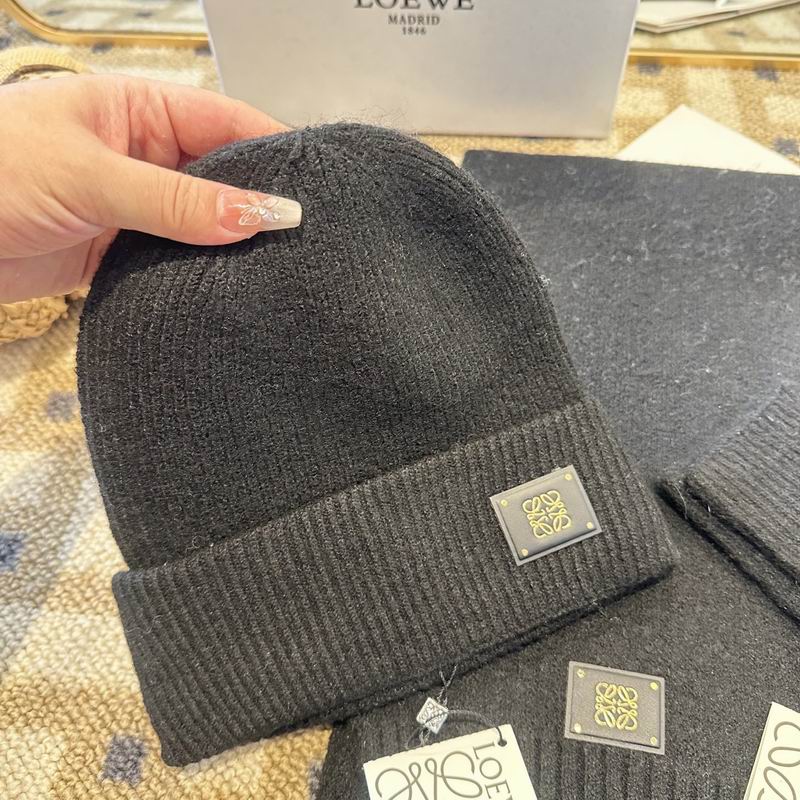 Loewe Scarf Hat Gloves (54)