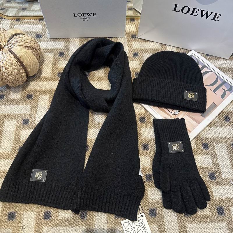 Loewe Scarf Hat Gloves (57)