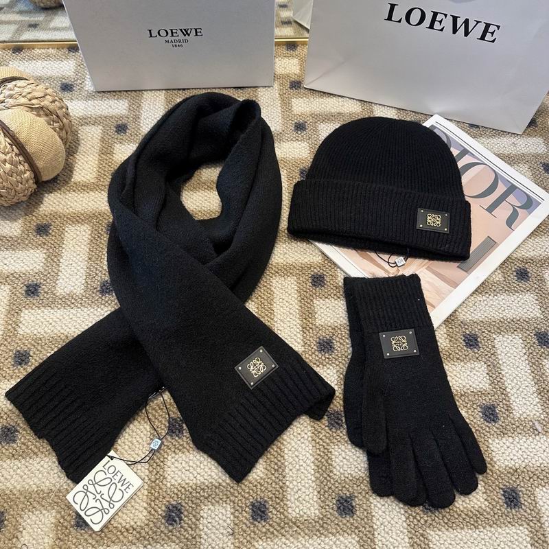 Loewe Scarf Hat Gloves (58)