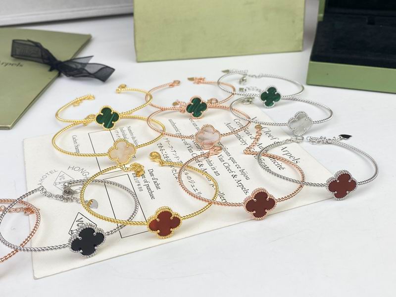 Van Cleef & Arpels bracelet 08yxq01 (2)