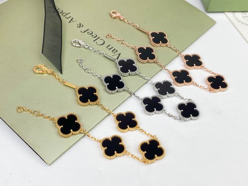 Van Cleef & Arpels bracelet 10yxq01 (5)