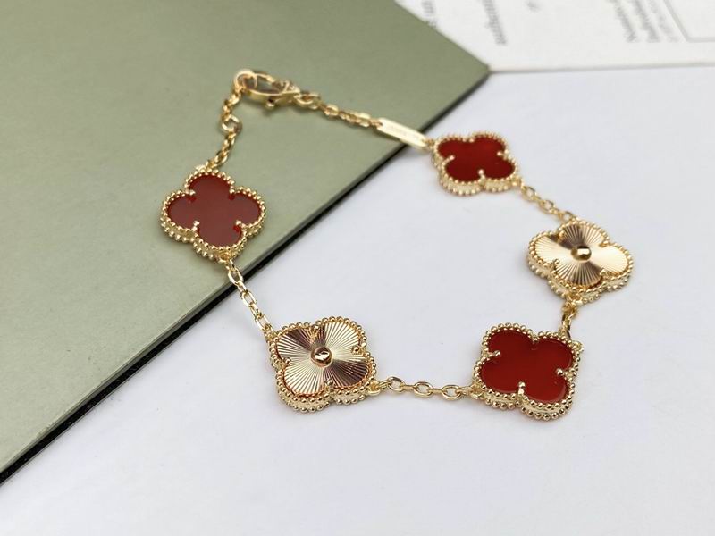 Van Cleef & Arpels bracelet 11yxq01 (2)