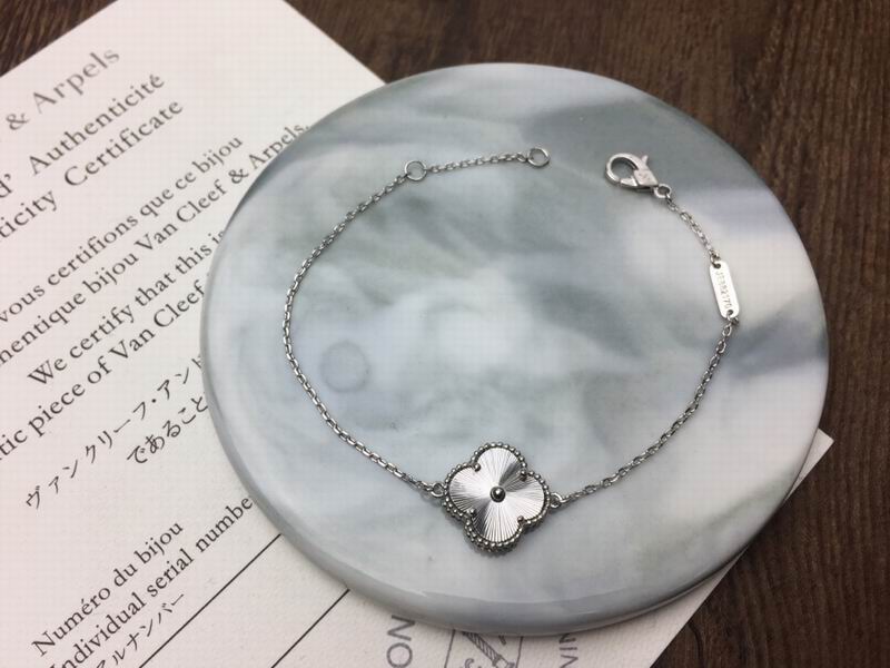 Van Cleef & Arpels bracelet 11yxq04 (7)