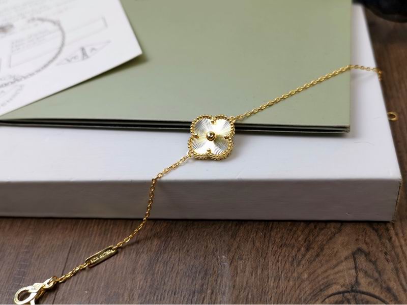 Van Cleef & Arpels bracelet 11yxq08 (9)