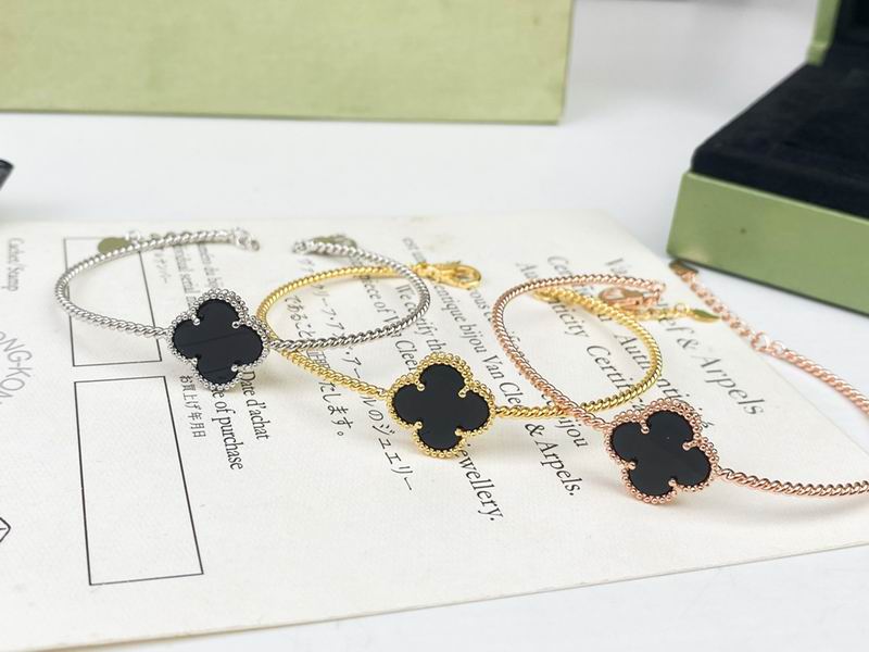 Van Cleef & Arpels bracelet 12yxq08 (2)