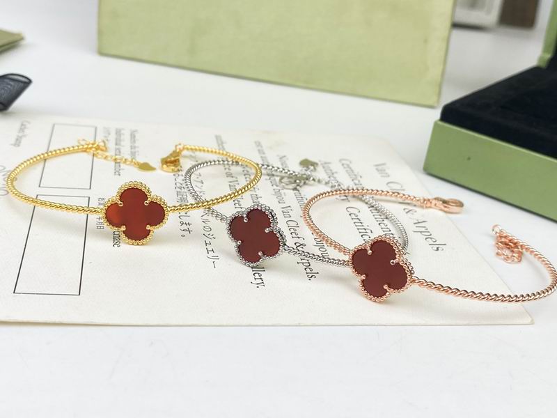 Van Cleef & Arpels bracelet 12yxq08 (4)